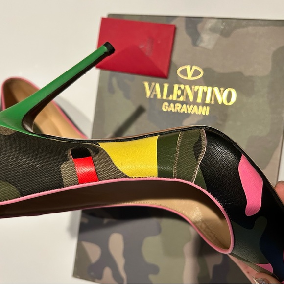 Authentic VALENTINO GARAVANI Psychedelic Camo Rockstud Pump - ONLY WORN TWICE - Picture 3 of 16